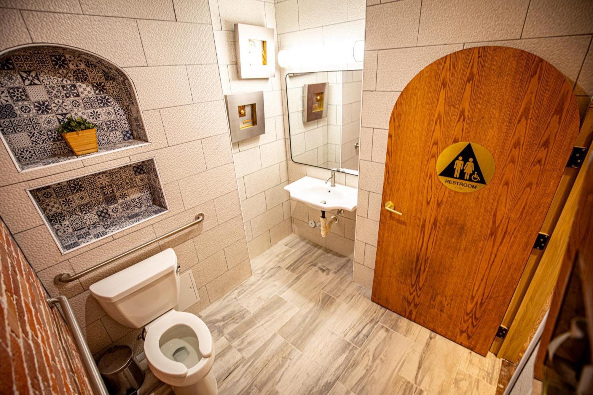 Social Stays - Santa Barbara'S First Hostel On State Street Екстер'єр фото